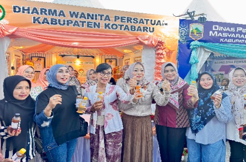 Anggota DWP Kotabaru memamerkan produk eco enzim di Saijaan Expo 2025.