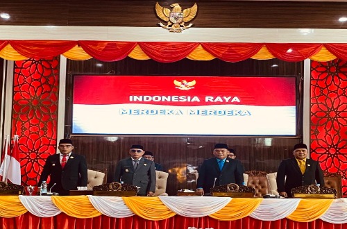 Bupati Kotabaru H. Muhammad Rusli bersama jajaran saat menyanyikan Indonesia Raya.
