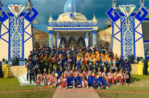 Kafilah Kotabaru berfoto bersama di depan panggung utama MTQ ke-36 di Martapura, Kalimantan Selatan.