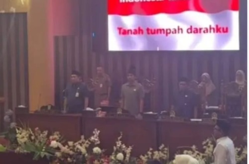 Suasana Rapat Paripurna DPRD Tanah Bumbu saat menyanyikan lagu Indonesia Raya.
