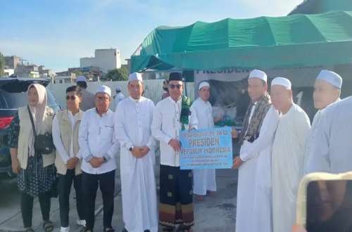 Penyerahan simbolis sapi kurban Presiden RI oleh perwakilan Pemerintah Kabupaten Kotabaru.