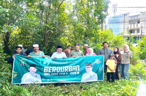 Kader dan pengurus DPC PKB Tanah Bumbu berfoto bersama dalam kegiatan kurban Iduladha 1446 H di Batulicin.