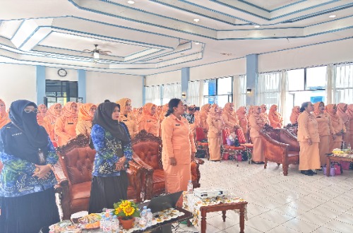 Anggota Dharma Wanita Persatuan Kabupaten Kotabaru mengikuti kegiatan penyuluhan gizi di dalam ruangan.