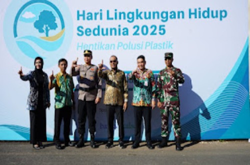 Pejabat daerah Kotabaru berfoto bersama usai upacara Hari Lingkungan Hidup Sedunia 2025.