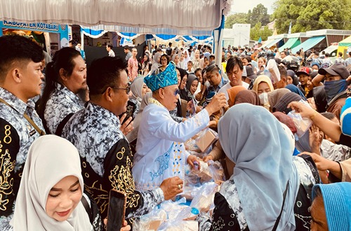 Jamuan massal meriahkan Hari Jadi ke-75 Kabupaten Kotabaru di Siring Laut.