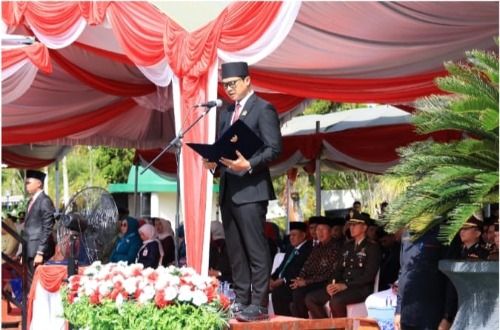 Ketua DPRD Tanah Bumbu membacakan Pembukaan UUD 1945 pada upacara Hari Lahir Pancasila.