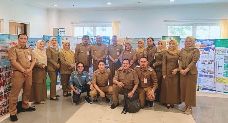Tim Pemkab Kotabaru berfoto bersama usai mengikuti penilaian kinerja percepatan penurunan stunting di Banjarbaru.
