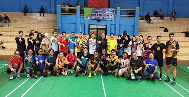 Foto bersama peserta eksibisi badminton bertema silaturahmi antara Bank Kalsel dan Pemkab Kotabaru, digelar meriah di GOR Bamega. Wakil Bupati Kotabaru turut hadir memberi semangat dan apresiasi terhadap kegiatan olahraga yang mempererat kolaborasi antarlembaga. (Dok. Bank Kalsel / takam5.com)