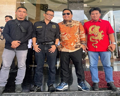 Diterpa Pemecatan Tanpa Proses Hukum, Yudistira Temui Komisi XIII DPR RI Didampingi ARUN Kalsel 1 Foto ini diambil di Galaxy usai acara kunjungan kerja (kunker) bersama Anggota Komisi XIII DPR-RI dengan pengurus dan anggota ARUN Kalimantan Selatan serta ARUN Kotabaru. Dari kanan ke kiri: M. Hafidz Halim, S.H. (Sekretaris DPD ARUN Kalsel), M. Rofiqi, S.H. (Anggota Komisi XIII DPR-RI), Badrul Ain Sanusi Al-Afif, S.H., M.H. (Ketua DPD ARUN Kalsel), dan Yudistira Mahardika, mantan ASN Lapas Kelas IIA Kotabaru.