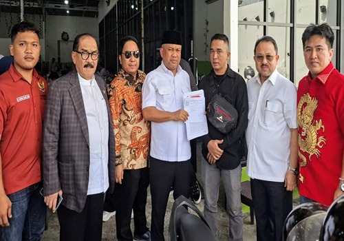 Foto bersama tokoh ARUN Kotabaru dan Kalsel dengan anggota Komisi XIII DPR RI usai kegiatan Kunjungan Kerja dan serah terima dokumen kasus Yudistira Mahardika di Banjarmasin.