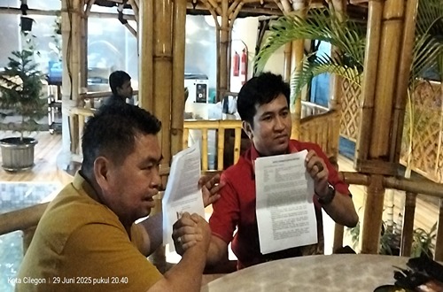 Dari kiri >> Abdurahman Suhu Tandatangani Surat Pernyataan Bermaterai DiDepan M. Hafidz Halim, Akui Sahabat Lama (Sumber: MHH)