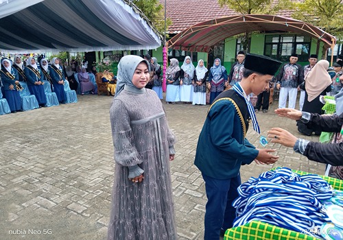 Camat Hadir dan Beri Hadiah, Perpisahan Siswa MTsS Sabiilul Muttaqiin Penuh Haru dan Apresiasi 4 IMG 20250621 095017 11zon