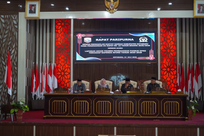 Pimpinan DPRD Kotabaru memimpin rapat paripurna pembahasan akhir Raperda RPJMD 2025–2029 di Ruang Sidang DPRD, Senin (14/07/2025).