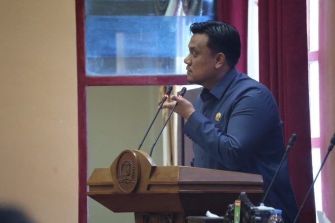 Dading Kalbuadi dari Fraksi Gerindra DPRD Tanah Bumbu menyampaikan pandangan akhir fraksi.