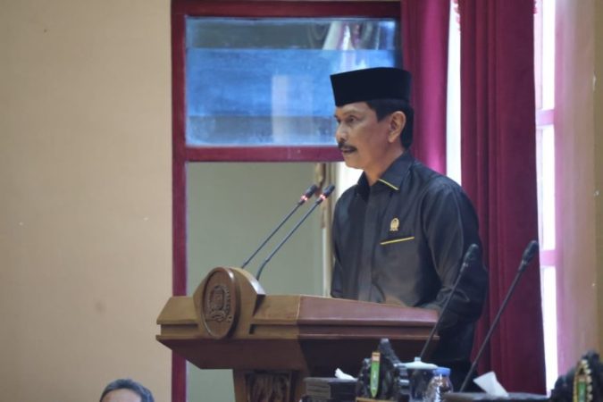 Harmanuddin dari Fraksi Golkar DPRD Tanah Bumbu menyampaikan pandangan akhir fraksi dalam rapat paripurna.