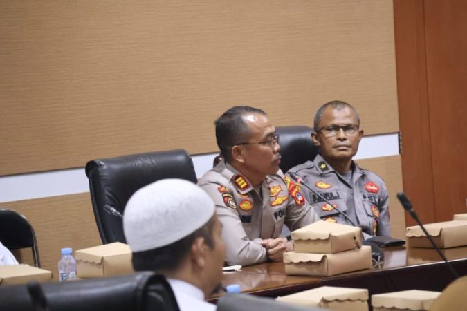 Kapolsek Satui, AKP Hardaya, menyampaikan pandangan terkait keamanan wilayah dalam RDP DPRD Tanah Bumbu.