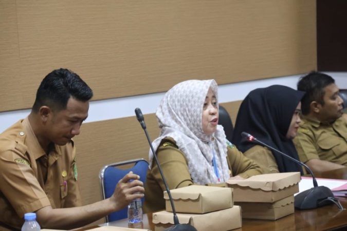 Yurianah dari DPMPTSP Tanah Bumbu memberikan penjelasan dalam rapat DPRD terkait izin tempat hiburan malam.
