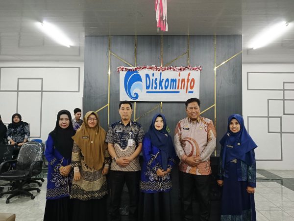 Sejumlah ASN berfoto bersama di depan papan nama Diskominfo Kotabaru.