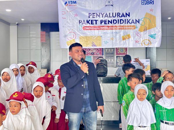 Pimpinan BRI Kotabaru memberikan sambutan dalam acara penyaluran paket pendidikan.