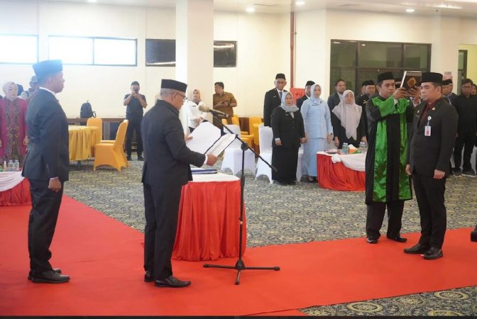 Bupati Kotabaru H. Muhammad Rusli memimpin pelantikan Sekretaris Daerah Eka Saprudin di Aula Bamega, disaksikan tamu undangan dan pejabat daerah, Senin (14/07/2025).