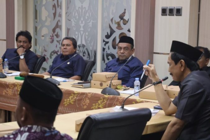 Anggota Komisi II DPRD Tanah Bumbu mengikuti rapat kerja bersama Dinas Ketahanan Pangan dan Pertanian.