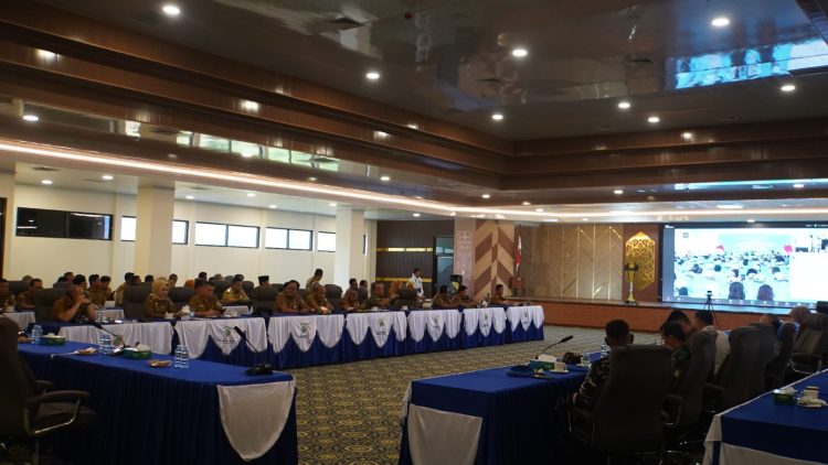Suasana peserta mengikuti peluncuran nasional Koperasi Merah Putih secara daring di Aula Bamega, Kantor Bupati Kotabaru.
