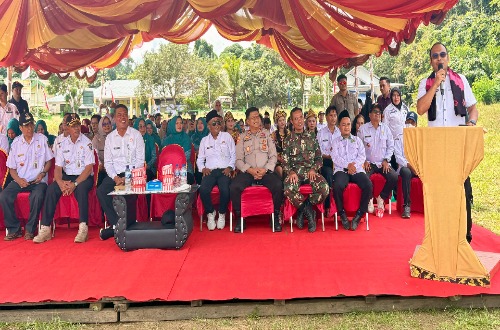 Wakil Bupati Kotabaru memberikan sambutan di acara pembukaan Bakti Pemuda Nusantara Kotabaru Hebat, didampingi unsur Forkopimda dan pejabat daerah lainnya.
