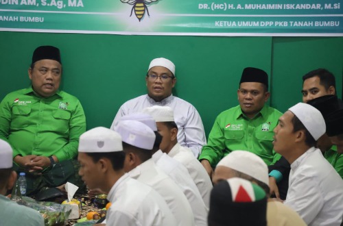 Para pengurus PKB Tanah Bumbu dan santri mengikuti doa bersama dalam peringatan Harlah ke-27 PKB