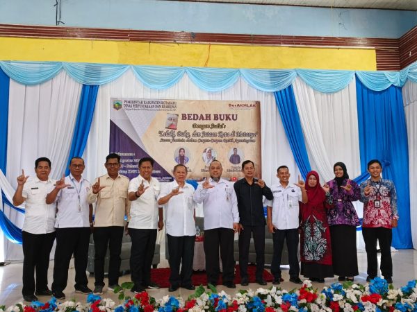 Foto bersama peserta bedah buku di Gedung KNPI Kotabaru.