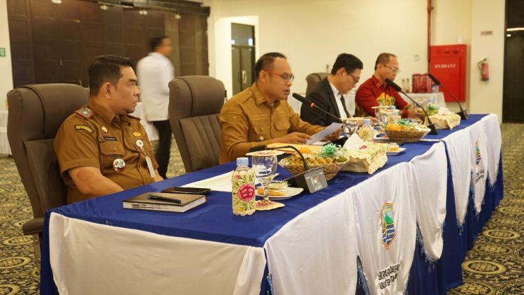 Pejabat Kabupaten Kotabaru duduk di meja acara sosialisasi pengendalian hak atas tanah dan ruang.