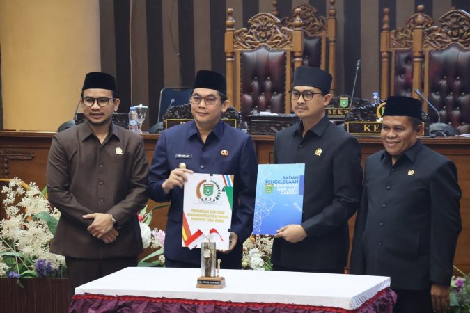 Bupati Andi Rudi Latif bersama pimpinan DPRD Tanah Bumbu berfoto usai penandatanganan keputusan perubahan APBD 2025.