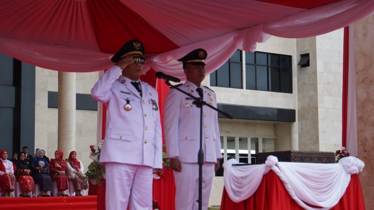 Bupati Kotabaru memimpin upacara peringatan HUT ke-80 Proklamasi Kemerdekaan RI di halaman Kantor Bupati Kotabaru.