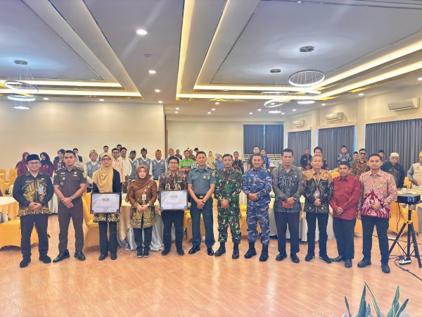 Peserta dan narasumber Sosialisasi Pendidikan Politik 2025 di Kotabaru berfoto bersama usai acara.