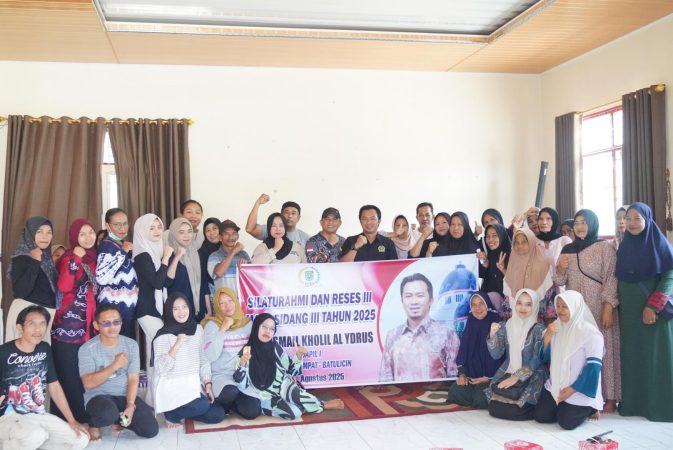 Foto bersama Said Ismail Kholil Al Ydrus dengan masyarakat Desa Batu Ampar dalam kegiatan Silaturahmi dan Reses III Tahun 2025, berpose di depan spanduk acara di dalam ruangan.