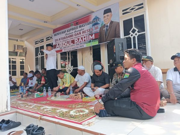 Abdul Rahim, Anggota DPRD Tanah Bumbu, menyampaikan aspirasi warga dalam kegiatan Reses III Tahun 2025 di Desa Sejahtera, Kecamatan Simpang Empat, bersama masyarakat dan tokoh setempat.