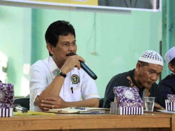 Harmanuddin, Anggota DPRD Tanah Bumbu, berbicara menggunakan mikrofon saat kegiatan reses di Desa Betung.