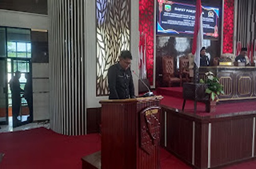 Anggota DPRD Kotabaru Sandri Alfandi membacakan laporan Pansus I dalam Rapat Paripurna DPRD Kotabaru, Senin (22/9/2025).