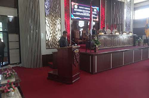 Anggota DPRD Kotabaru M. Lutfi Ali membacakan laporan Pansus II tentang Pemanfaatan Pembiayaan Alternatif Pembangunan Daerah dalam Rapat Paripurna, Senin (22/9/2025).