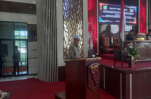 Anggota DPRD Kotabaru Abdul Khalik membacakan laporan Pansus III tentang Pengelolaan Sumber Daya Air dalam Rapat Paripurna DPRD Kotabaru, Senin (22/9/2025).