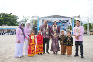Sejumlah anak berpakaian adat bersama Bupati Kotabaru H. Muhammad Rusli dan Wakil Bupati Syairi Mukhlis saat peringatan Hari Anak Nasional 2025 di Siring Laut Kotabaru.
