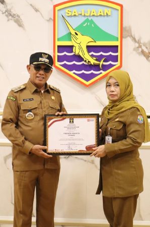 Bupati Kotabaru H. Muhammad Rusli menerima piagam penghargaan Mitra Kerja dari Kemenkumham Kalsel yang diserahkan melalui Staf Ahli Bidang Kemasyarakatan dan SDM, Jurainah.