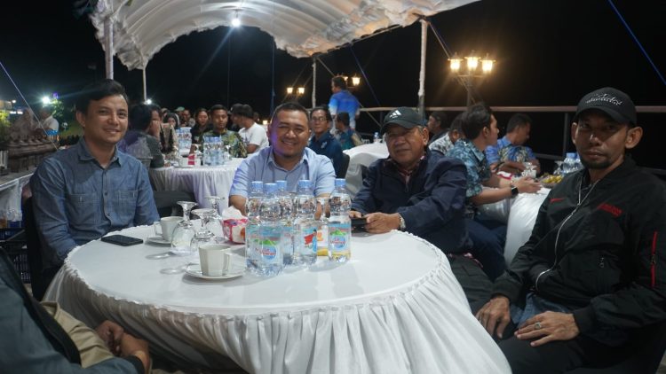 Tamu undangan Gathering Night Mamake Hills Kotabaru duduk bersama di meja bundar menikmati suasana malam.