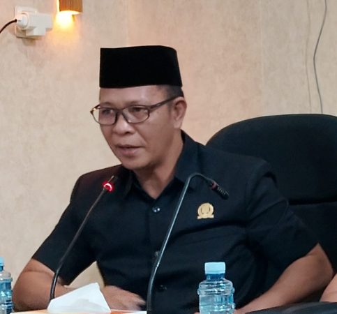 Muhammad Yani Helmi, Anggota DPRD Kalsel saat memberikan pernyataan di ruang rapat.