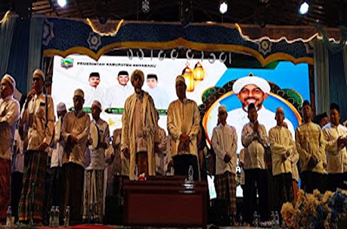 Habib Musthofa Al Haddar bersama jajaran ulama dan tokoh masyarakat saat Tabligh Akbar di Siring Laut Kotabaru, 1 Oktober 2025.