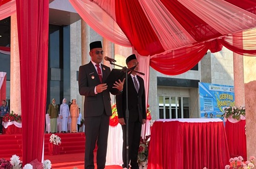 Wakil Bupati Kotabaru Syairi Mukhlis memimpin upacara peringatan Hari Kesaktian Pancasila di Halaman Kantor Bupati Kotabaru, 1 Oktober 2025.