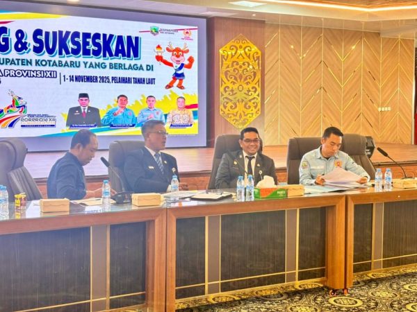 Sekda Kotabaru Eka Saprudin memimpin rapat persiapan kontingen PORPROV XII Kalimantan Selatan 2025 di Aula Bamega, Kotabaru.