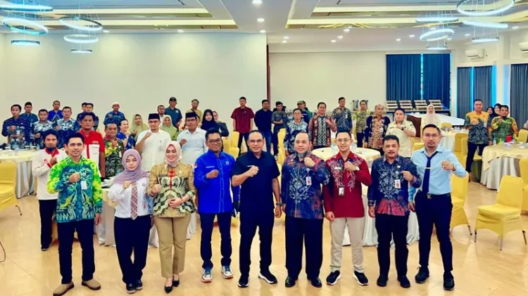 Foto bersama jajaran Pemerintah Kabupaten Kotabaru bersama perwakilan Forkopimda dan peserta kegiatan peluncuran strategi informasi tata kelola isu publik berbasis media sosial di Ballroom Hotel Grand Surya Kotabaru.
