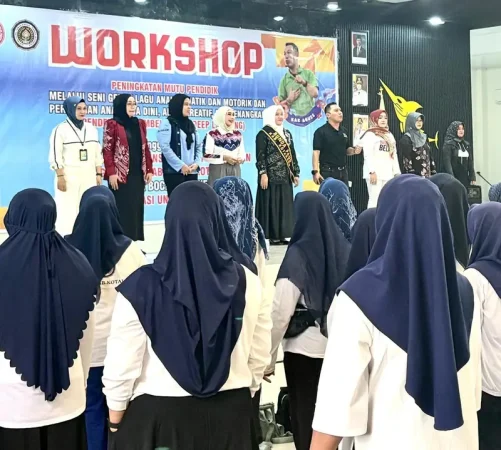 Bunda Paud Kotabaru Ny. Suci Anisa Rusli menghadiri workshop peningkatan mutu pendidik PAUD di Gedung Paris Barantai bersama peserta dan instruktur.