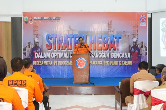 Kepala Pelaksana BPBD Kotabaru, Hendra Indrayana, menyampaikan sambutan pada kegiatan sosialisasi Strategi Hebat dalam optimalisasi Desa Tangguh Bencana di Club House PT Indocement Tarjun