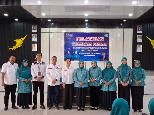 Foto bersama peserta dan panitia Pelatihan Keamanan Pangan yang digelar Dinas Kesehatan Kabupaten Kotabaru bersama TP PKK Kabupaten Kotabaru di Gedung Paris Barantai.